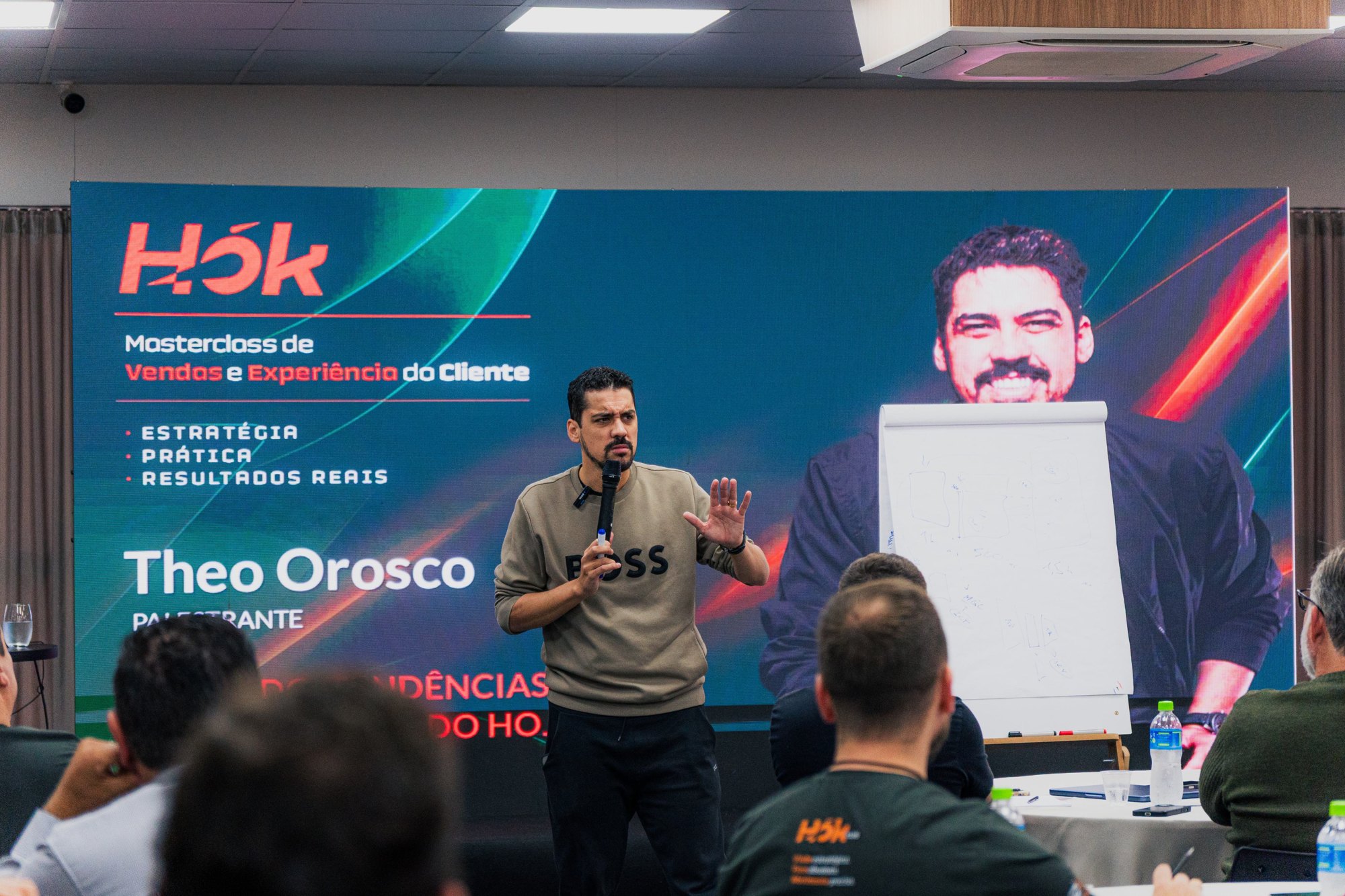 Palestrante do HOK Club apresentando com microfone