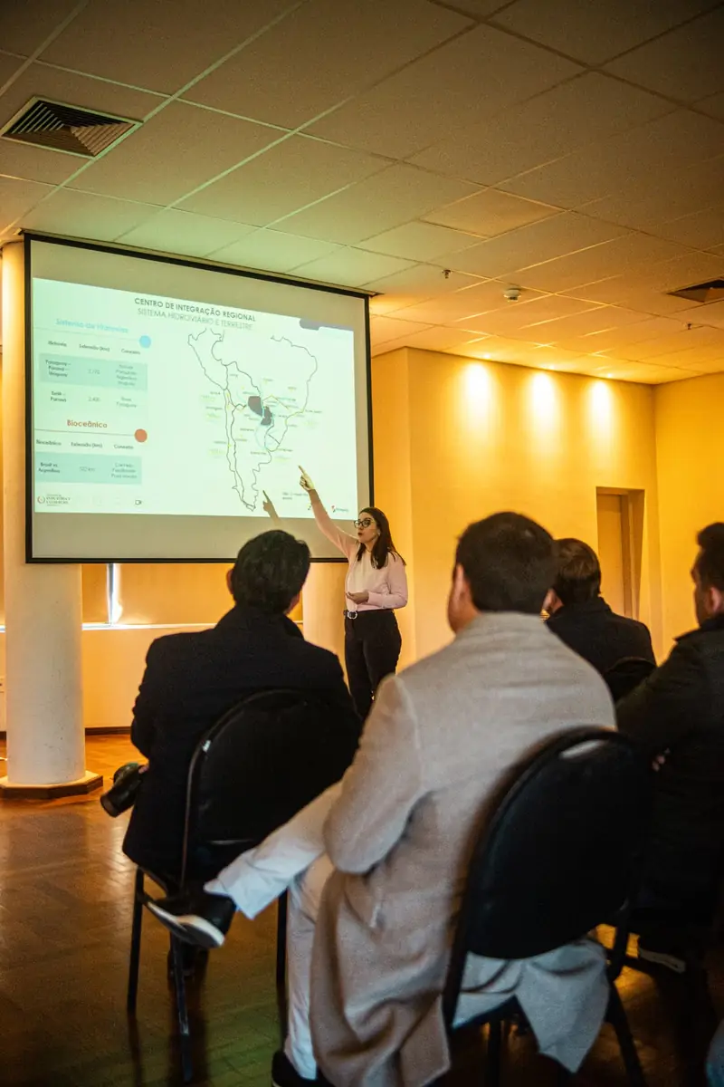 Apresentação sobre o sistema hidroviário e terrestre da América do Sul para participantes do HOK Expedition