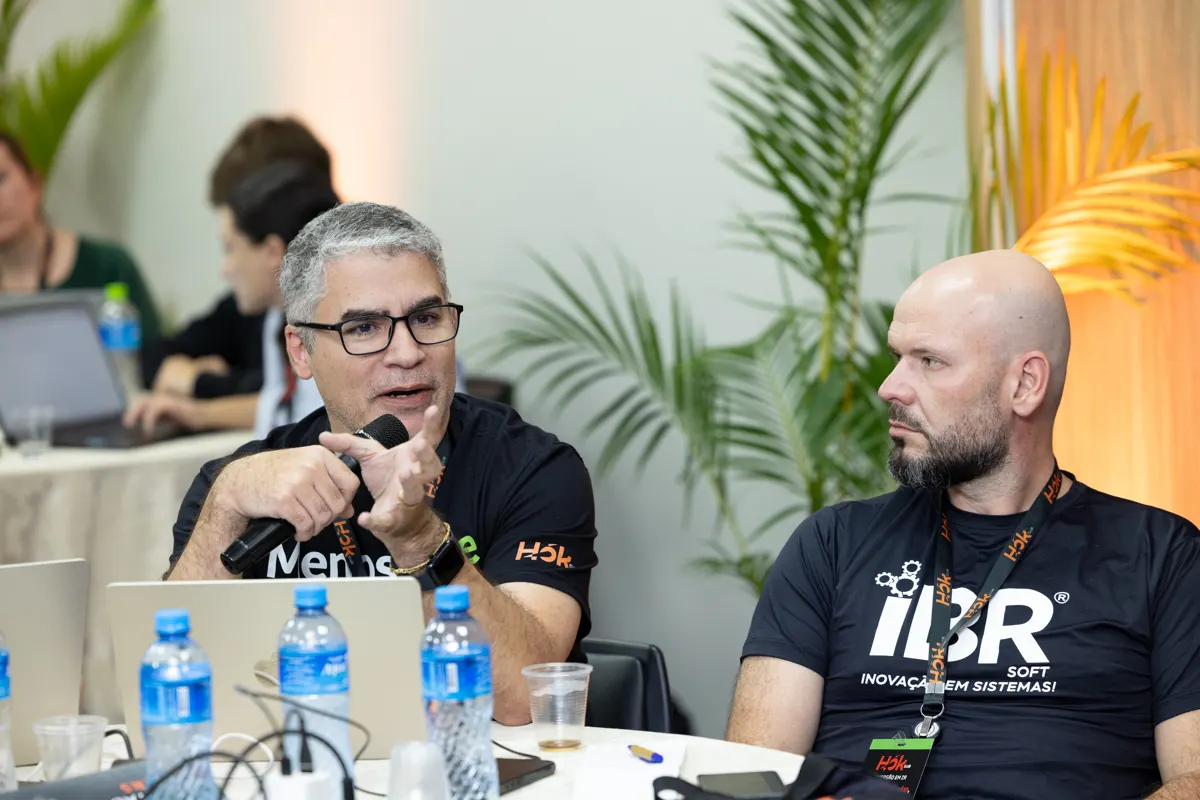 Lideranças reunidas em um encontro de desenvolvimento em grupo