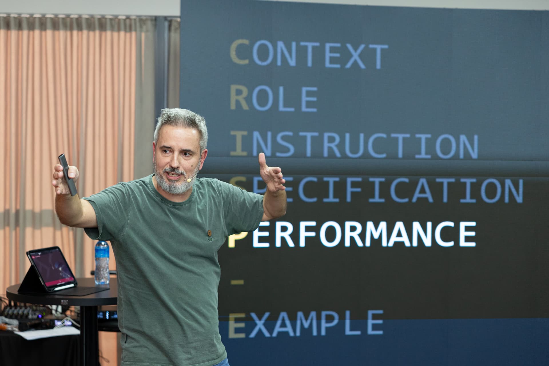 Participantes reunidos em um encontro da HOK Master Class