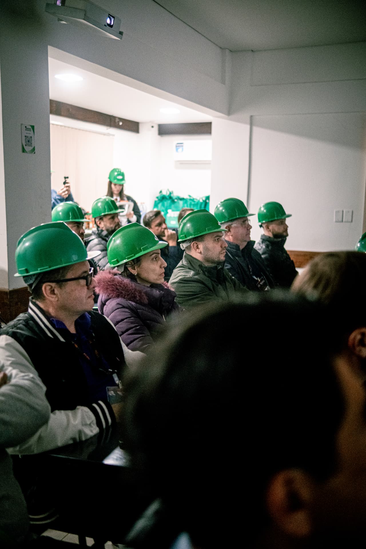 Participantes de capacitação com capacetes verdes de segurança durante uma Expedition