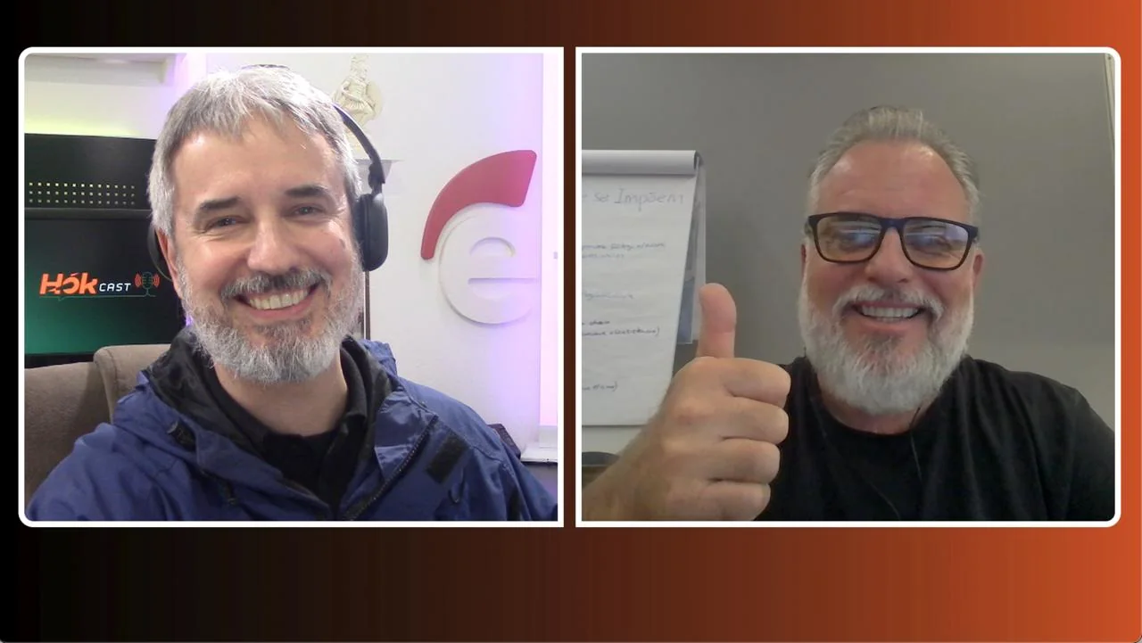 Dois convidados em videochamada durante um episódio do HOK Cast